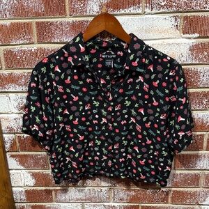 Hot Topic Boxy 90’sMushroom Black Floral Cropped Boho Chic Shirt Women’s Size M